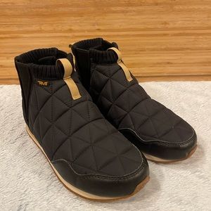 Teva women’s size 9 black Ember Mid Moc boot quilted bootie slip on cushion